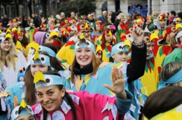 Slika od FOTOGALERIJA (1) U tijeku urnebesna međunarodna povorka Riječkog karnevala, pogledajte šarenilo maski i veselje karnevalista