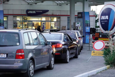 Slika od Loše vijesti za vozače, mijenja se cijena goriva: Evo koliko će koštati od utorka