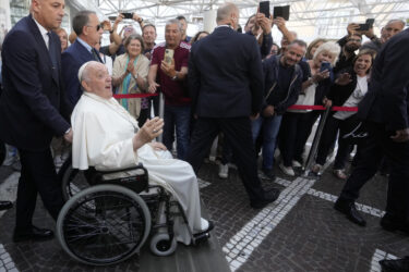 Slika od Papa Franjo hospitaliziran: Loše je, nije mogao pročitati ni govor