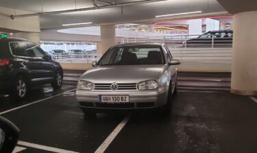 Slika od Parkiram kao idiot: I dva su mu parkirna mjesta premalo