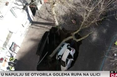 Slika od Pogledajte video: Golema rupa u Napulju progutala uličnu rasvjetu, stablo i dva auta. U jednom su bila dva mladića