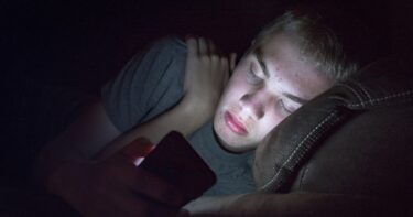 Slika od Psiloginja roditeljima: Zabranite mobitele u spavaćim sobama, najgore se događa noću