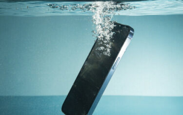 Slika od Suprotno od dosadašnjih savjeta: Evo što ne smijete napraviti ako vam telefon padne u vodu