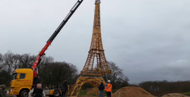 Slika od Uoči Olimpijskih igara izgradili repliku Eiffelova tornja od recikliranog drva
