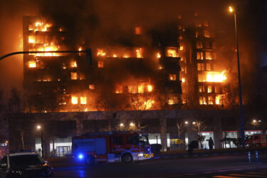 Slika od Vatra progutala stambenu zgradu, ima mrtvih i nestalih: Otkriven uzrok brzog širenja požara