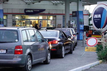 Slika od Vozači će okupirati benzinske postaje: Od ponoći slijedi drastično povećanje cijena goriva
