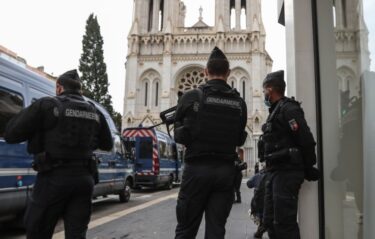 Slika od Francuska za Uskrs raspoređuje snage reda ispred svake crkve