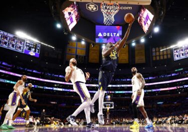 Slika od Kakva utakmica Lakersa i Pacersa, koševa kao u priči, Šarić grijao klupu u porazu Warriorsa