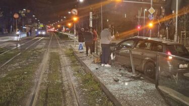 Slika od Krš i lom u Zagrebu: Autom se zabio u ogradu, razbio staklo