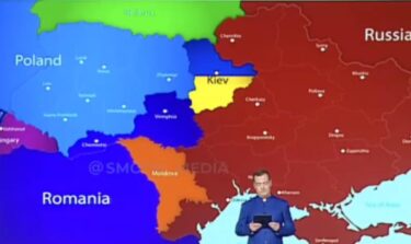 Slika od Medvedev se obratio Rusima pred velikom kartom Europe, a ovaj detalj bode oči