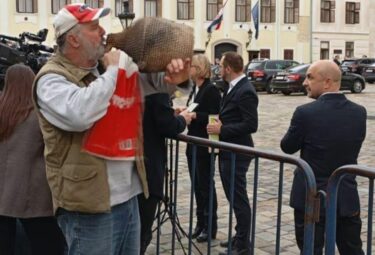 Slika od Nikad viđena predaja izbornih lista, Enio Meštrović došao s demižanom i pršutom, evo što je dovikunuo Andreju Plenkoviću