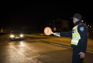 Slika od Noćni ulov policije: na Jadranskoj magistrali uhvatili mladog Dalmatinca koji je vozio mortus pijan