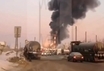 Slika od Novi udar ukrajinskih dronova i raketa na Rusiju: Gori rafinerija nafte, a oštećena je i zgrada FSB-a