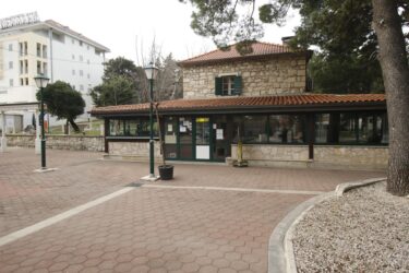 Slika od Omiljeno dalmatinsko okupljalište opet otvoreno, 11 inspekcija utvrdilo da klubu nedostaju – ormarići za garderobu!