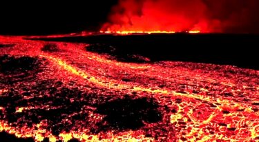 Slika od Opet je eruptirao vulkan na Islandu: Sa otoka stižu stravične snimke, izbacuje lavu u zrak