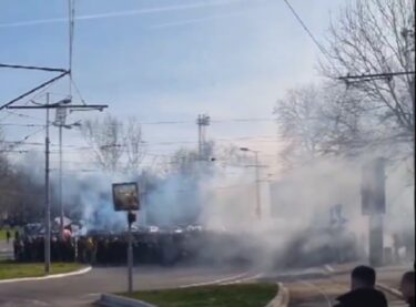 Slika od Opsadno stanje u Beogradu, horde navijača Zvezde i Partizana na putu prema Marakani