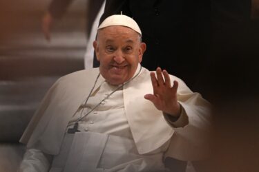 Slika od Papa na Uskrsnom bdijenju pozvao vjernike da ne gube nadu unatoč krizama