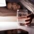 Slika od Pijete vodu prije spavanja? Stručnjaci su složni: Nikako nemojte to raditi