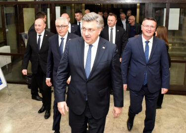 Slika od Pobuna u HDZ-u zbog dva ministra: ‘Ti nam ljudi ne trebaju, a Plenković ih opet forsira’