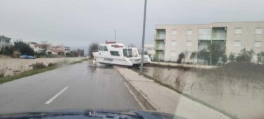 Slika od Potop na zadarskom području, izlio se potok Ričina i Miljašić Jaruga, pod vodom su ceste…