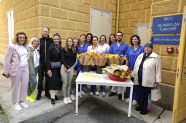 Slika od Srce za nju i chef Deni Srdoč darivali žutim kolačima i narcisima pacijentice oboljele od karcinoma dojke