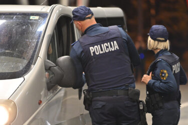 Slika od Srpkinja ostala u nevjerici nakon poteza hrvatskog policajca: Otvorio je vrata, a onda šok