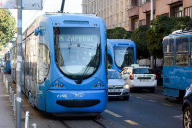 Slika od Stao tramvajski promet u Zagrebu: U sudaru automobila i teretnog vozila ozlijeđene tri osobe