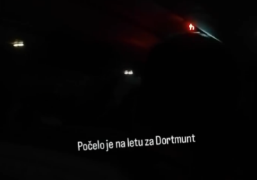 Slika od Supruga bivšeg Hajdukovog trenera objavila video, mrak u avionu, jedan ekran svijetli…: Počelo je na letu za Dortmund