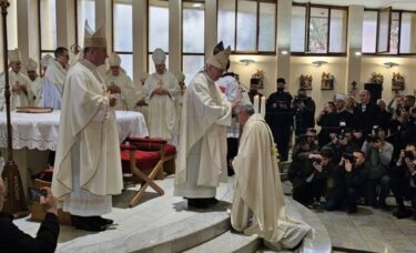 Slika od U Banjoj Luci zaređen novi biskup don Željko Majić, monsinjor Komarica u mirovini