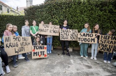 Slika od U dalmatinskom gradu prosvjed podrške omiljenom profesoru, koji je izgubio posao nakon 10 godina: ‘Toni, mi te volimo‘
