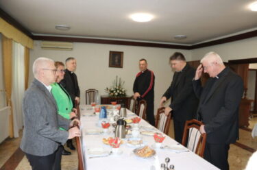 Slika od U Nadbiskupskom domu u Rijeci održan tradicionalni preduskrsni doručak Nadbiskupa i predstavnika Grada Rijeke