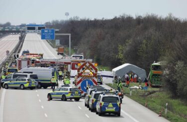 Slika od U Njemačkoj se prevrnuo autobus s učenicima, više od 20 ozlijeđenih. Vozaču je pozlilo