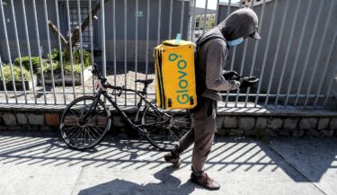 Slika od U Srbiji se prerušio u dostavljača pa muškarcu na ulici oteo torbu s novcem