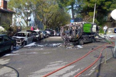 Slika od U Ulici Bože Milanovića na Kozali izgorjeli parkirani automobili i vozilo Čistoće