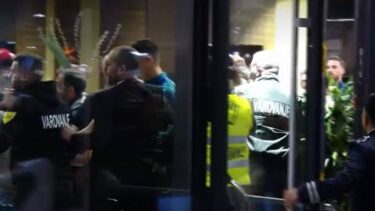 Slika od VIDEO Navijač u Sloveniji napao Cristiana Ronalda! Želio ga je udariti, reagirali su zaštitari