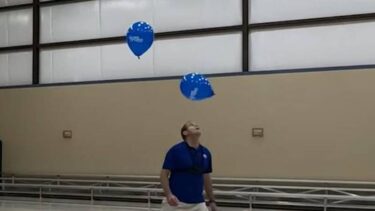 Slika od VIDEO Oborio svjetski rekord: 2 balona nabija glavom 13 minuta