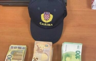 Slika od Vozač kamiona nakrcan gotovinom ‘uhvaćen’ na ulazu u Hrvatsku: Evo što mu je carina napravila
