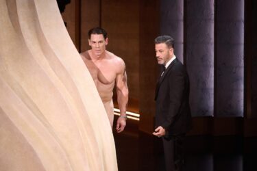 Slika od Zašto je John Cena bio gol na dodjeli Oscara? Teorija je da to ima veze s iluminatima