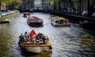Slika od Amsterdam vrvi turistima; gradska uprava planira prepoloviti broj riječnih kruzera