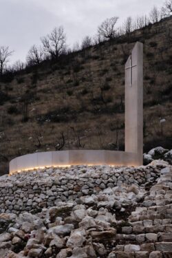 Slika od Arhitektonska nagrada za ‘Trag svjetla‘, spomen obilježje na stradalog vatrogasca Gorana Komlenca