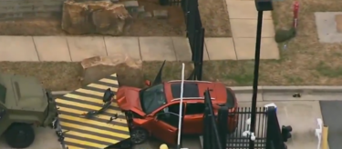 Slika od Autom se zabio u sjedište FBI-a! Vozač pokušao pobjeći, nastala panika