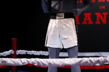 Slika od Boksačke hlačice Muhammada Alija koje je nosio na epskoj borbi ‘Thrilla in Manila‘ idu na aukciju