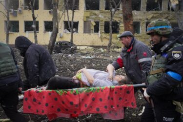 Slika od Bolno za gledanje: mogli su otići, ali nisu – ostali su i snimili film o 20 strašnih dana u napadnutom ukrajinskom gradu