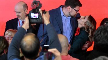 Slika od Cmok-cmok: Peđa Grbin dobio poljubac supruge nakon govora