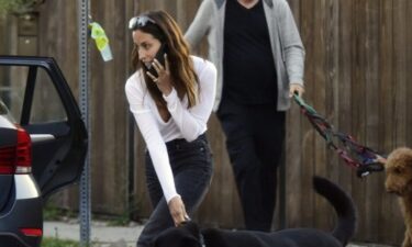 Slika od Djevojka Brada Pitta snimljena u šetnji s ljubimcem kojeg dijeli s bivšim suprugom