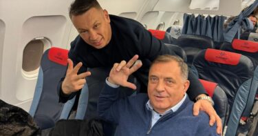 Slika od Dodik otputovao u Rusiju, slikao se u avionu s podignuta tri prsta
