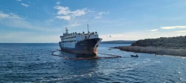 Slika od Donesen je plan za nasukani brod u Raškom zaljevu – zabranjeno mu je približavanje na manje od 500 metara