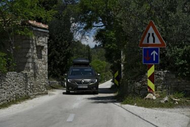 Slika od Državnu cestu usred Dalmacije vozači nazivaju magareća staza!? Danas se njezin dio – urušio, pogledajte kako izgleda