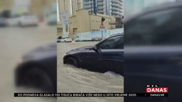 Slika od Dubai paraliziran poplavama: Škole zatvorene, auti pod vodom, letovi obustavljeni