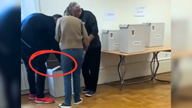 Slika od Dubravko Šimenc prtljao po glasačkoj kutiji? Gong ga prijavio, nama je odbrusio: ‘Ma, ništa!’